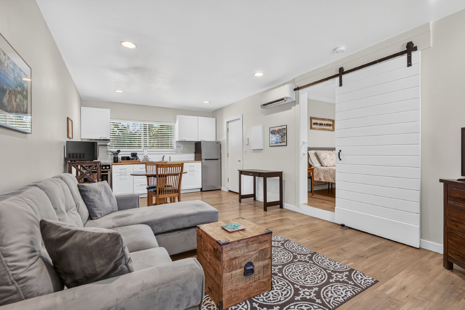 For Rent – Beautiful Fully Furnished 1 Bedroom ADU in Ashland property image