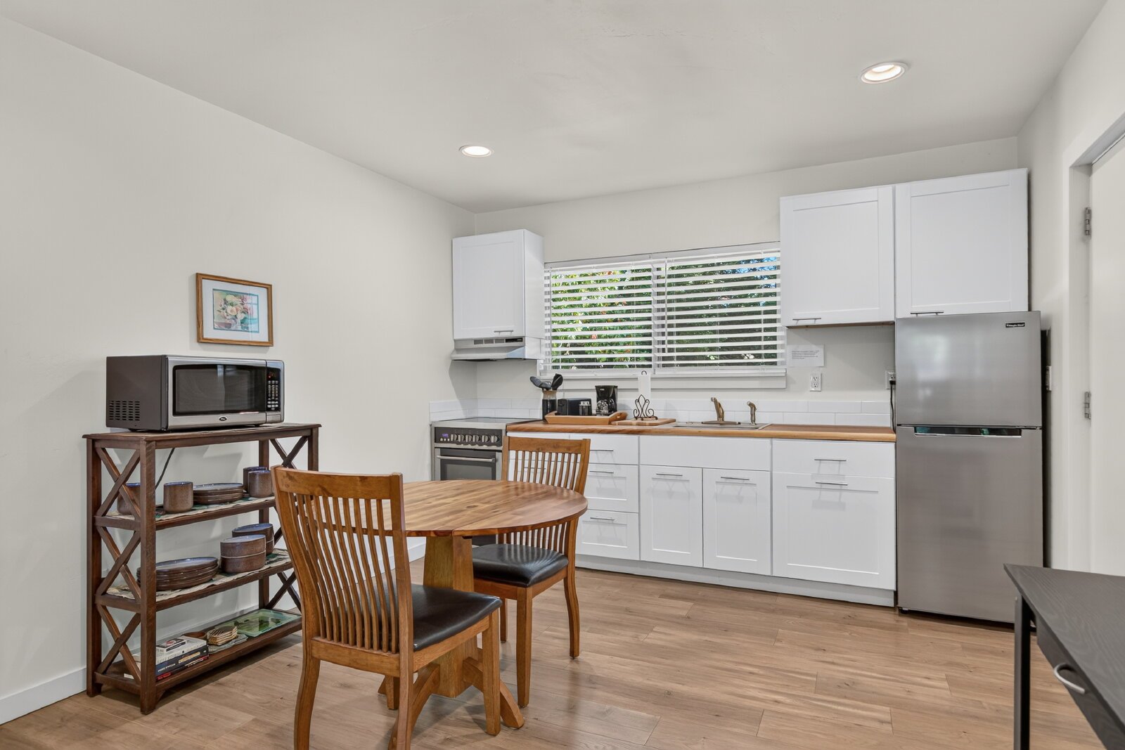 For Rent – Beautiful Fully Furnished 1 Bedroom ADU in Ashland property image