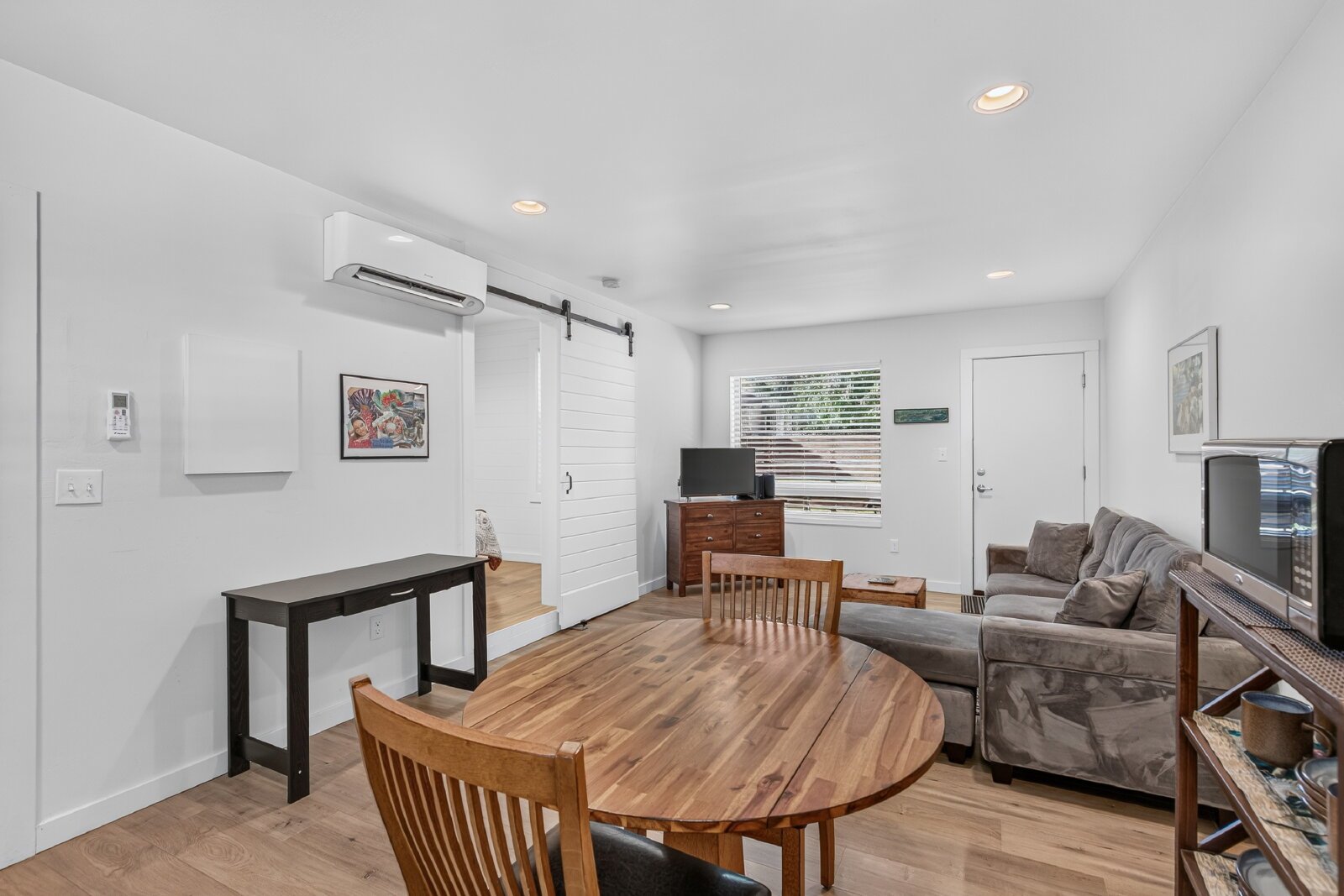 For Rent – Beautiful Fully Furnished 1 Bedroom ADU in Ashland property image