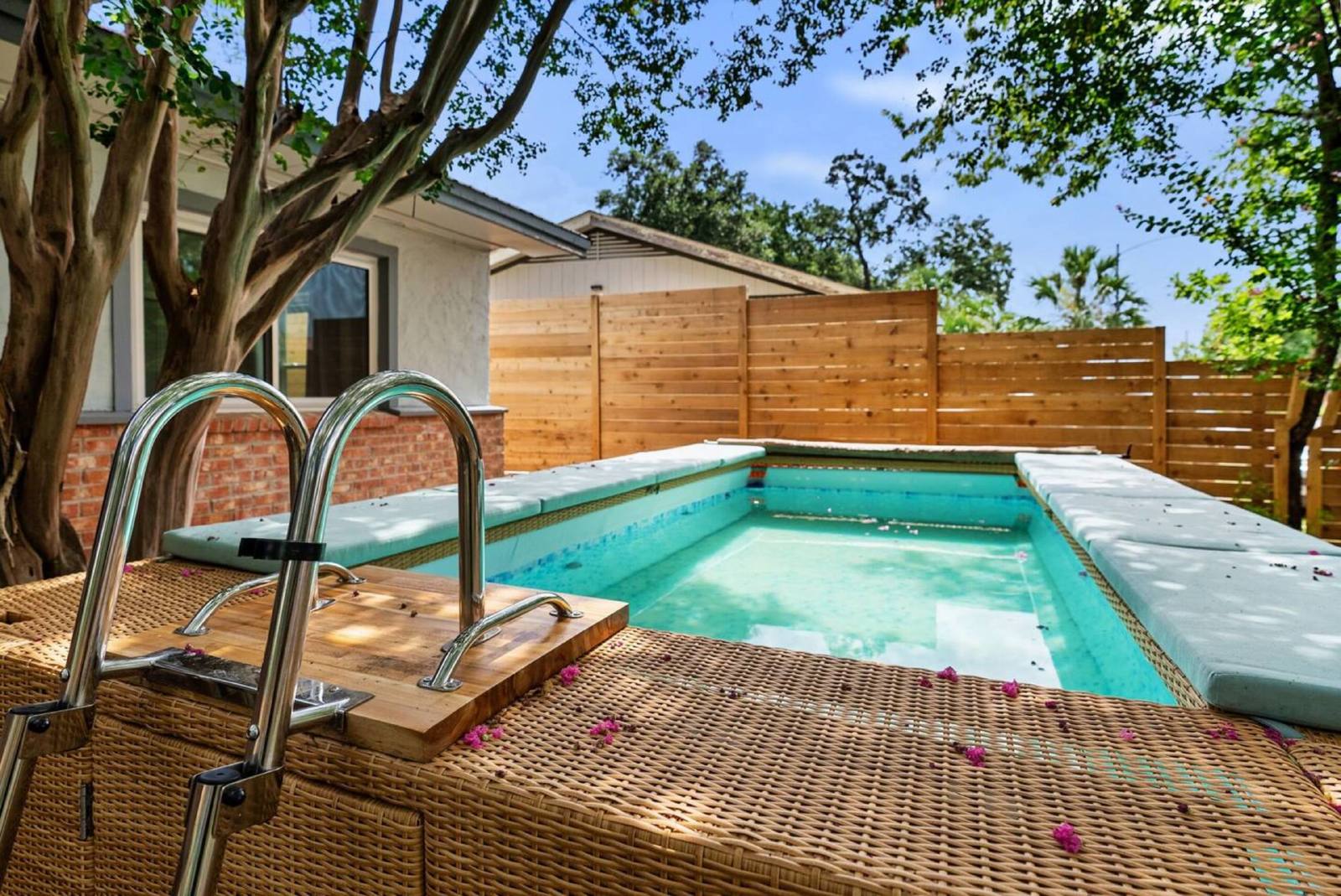 E. Austin Family Hangout! Pool & BBQ -Fully fenced property image