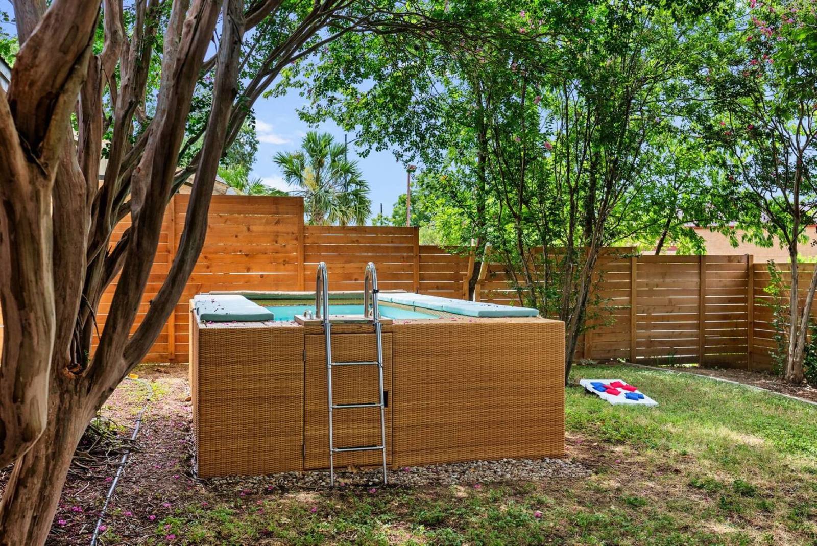 E. Austin Family Hangout! Pool & BBQ -Fully fenced property image