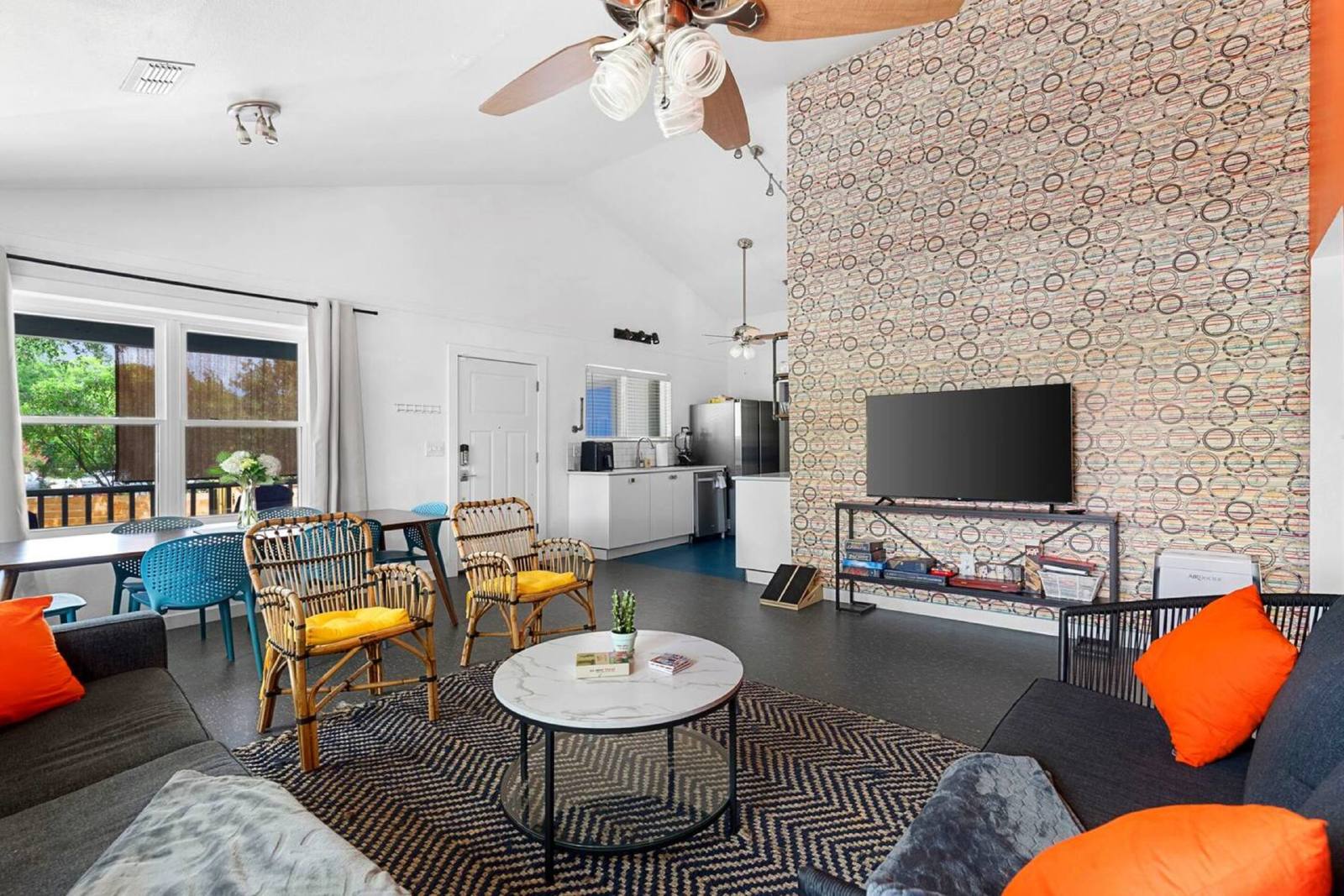 E. Austin Family Hangout! Pool & BBQ -Fully fenced property image