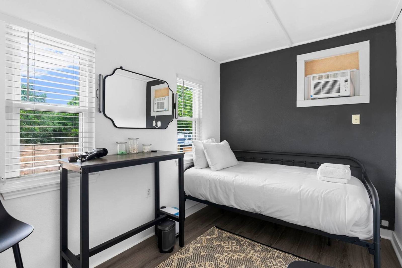 E. Austin Family Hangout! Pool & BBQ -Fully fenced property image