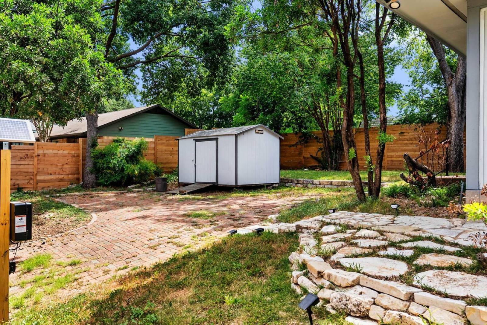 E. Austin Family Hangout! Pool & BBQ -Fully fenced property image