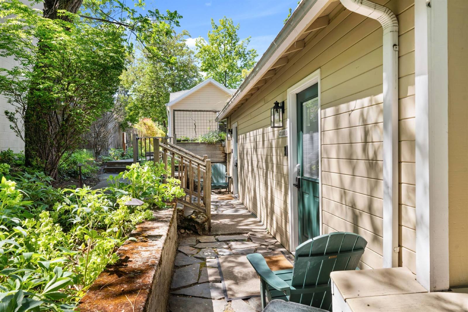 Downtown Ashland Studio - 3 blocks from the plaza! property image