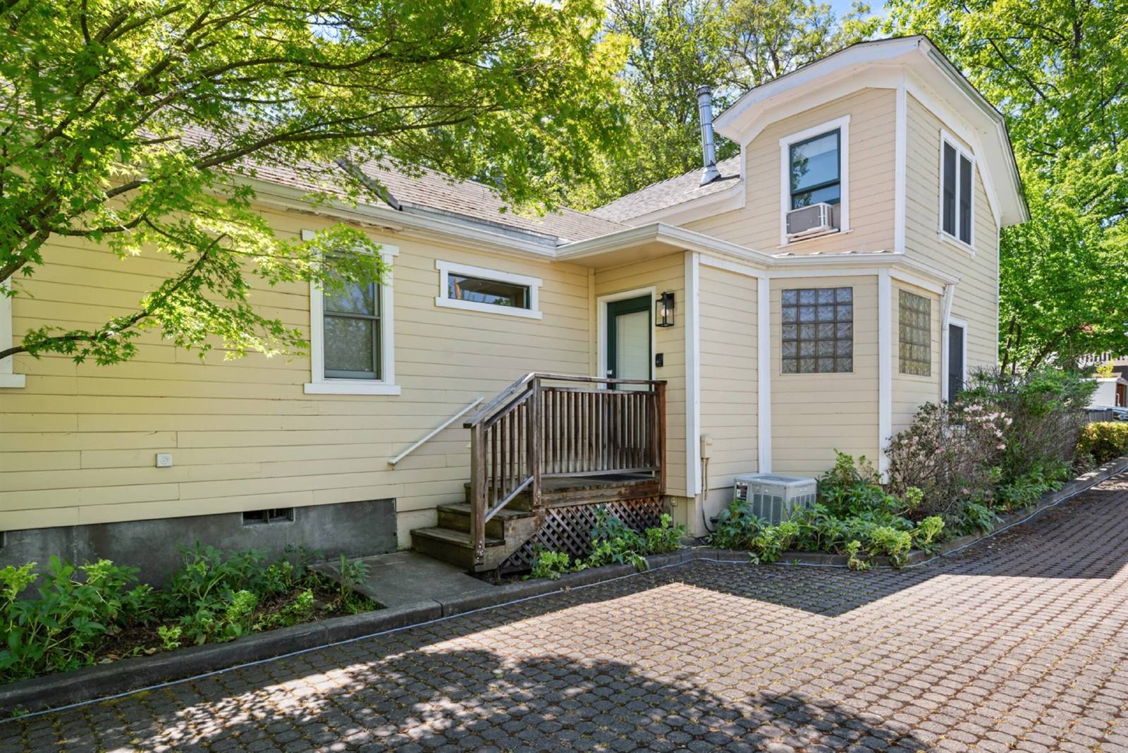 House + 2 Studios- 3 blocks from the Plaza! property image
