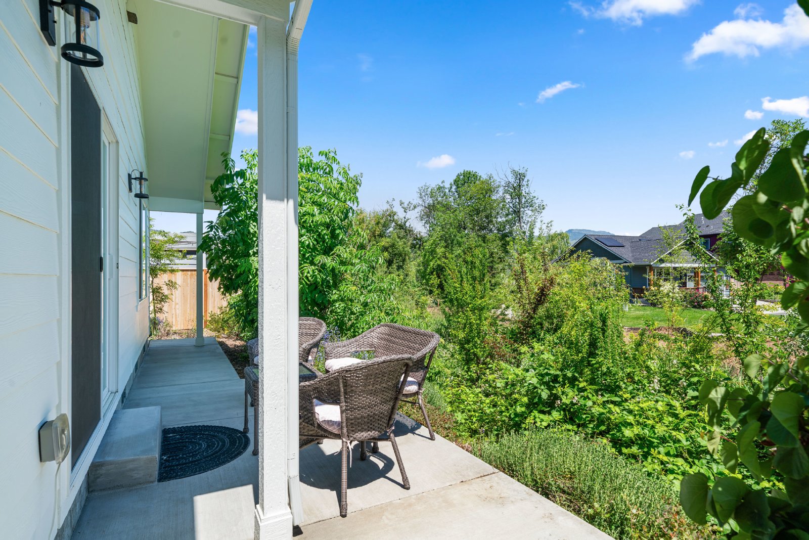 Talent Cottage- 2 King beds, 2 bath with garage! property image